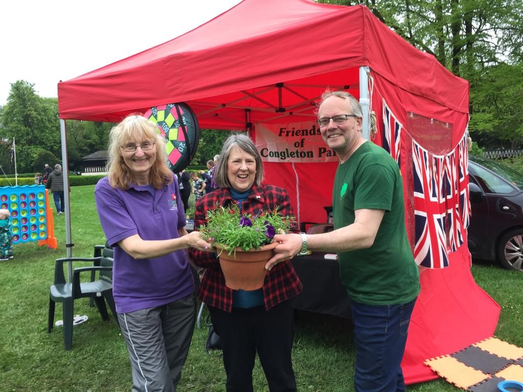 Fiona Bruce MP with Glen Williams and another volunteer at a plant stall