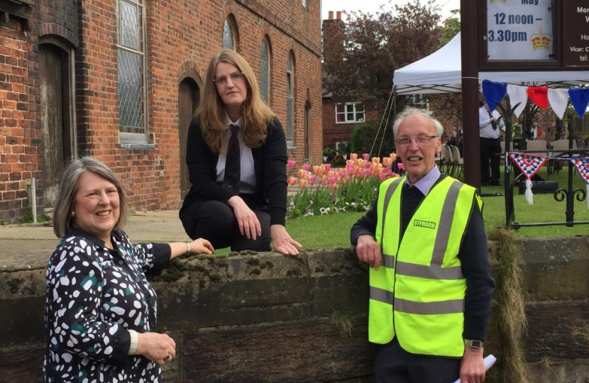 Fiona Bruce and two Holmes Chapel volunteers