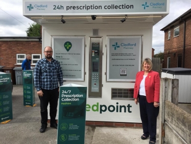 Fiona Bruce MP visits Cledford Pharmacy's Medpoint machine